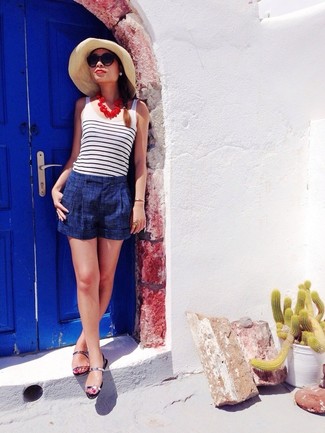 Как носить белую майку с темно-синими шортами женщине