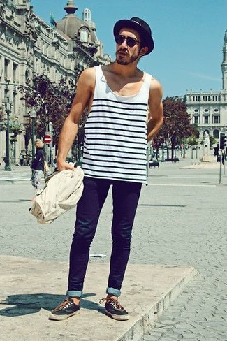 Какие плимсоллы носить с белой майкой мужчине