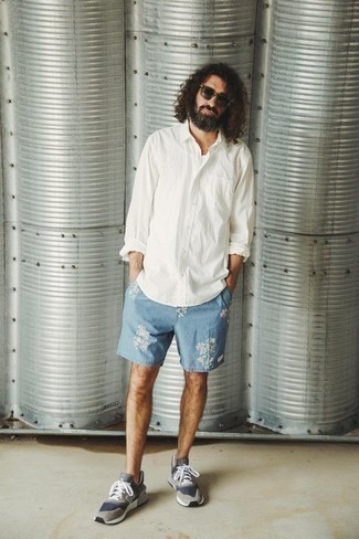 Какие шорты носить с белой майкой мужчине