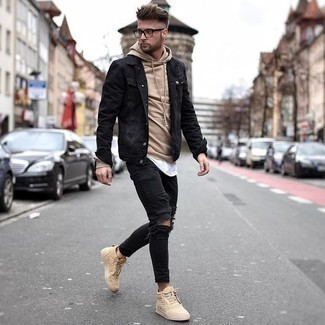 Какие зауженные джинсы носить с белой майкой мужчине