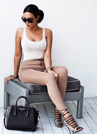 Какие узкие брюки носить с белой майкой