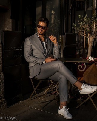 Какие костюмы носить с белой майкой