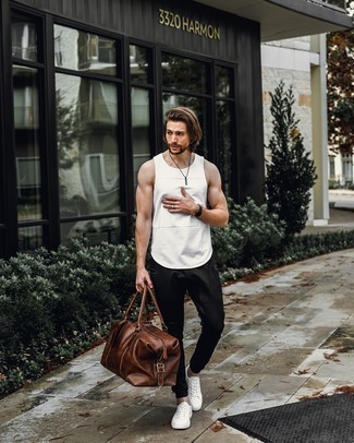 Какие спортивные штаны носить с белой майкой мужчине