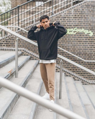 Какие спортивные штаны носить с белой майкой мужчине