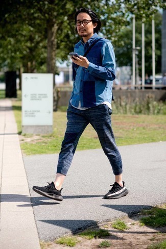 Какие спортивные штаны носить с белой майкой мужчине