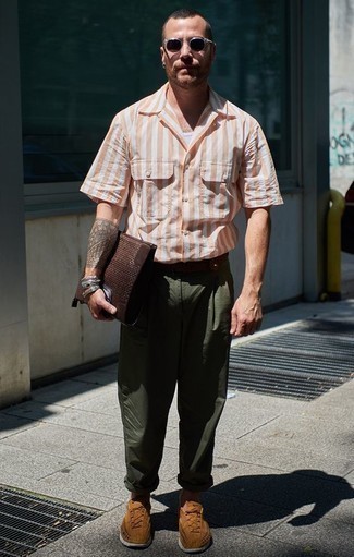 Как носить белую майку с светло-коричневыми кроссовками мужчине