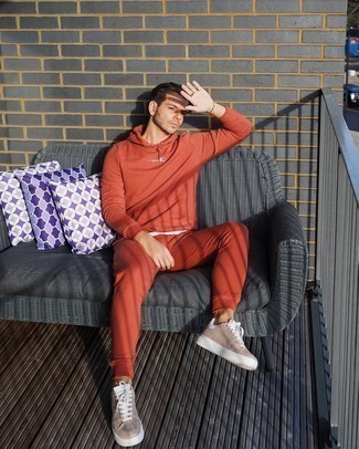 Какие спортивные костюмы носить с белой майкой мужчине