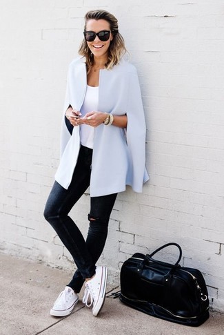 Как носить белую майку с белыми низкими кедами из плотной ткани женщине