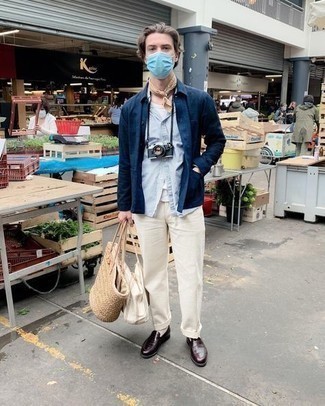 Как носить белую майку с белыми брюками чинос