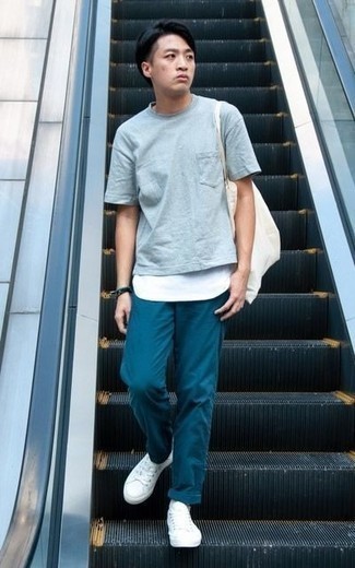 Как носить белую майку с белыми кожаными низкими кедами мужчине