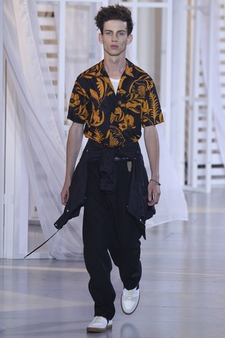 Как носить белую майку с белыми низкими кедами мужчине