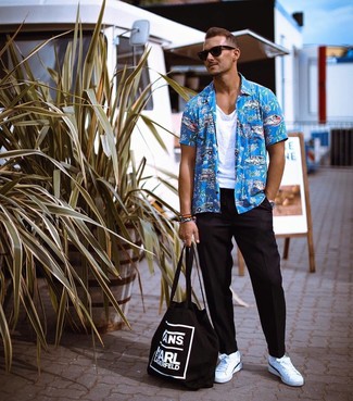 Как носить белую майку с белыми низкими кедами мужчине