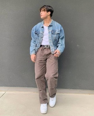 Как носить белую майку с белыми низкими кедами мужчине