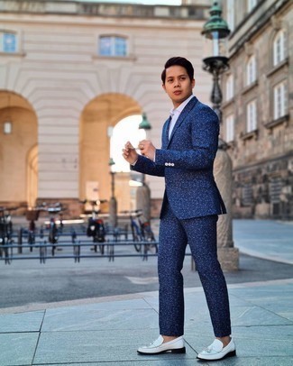 Какие костюмы носить с белыми лоферами с кисточками