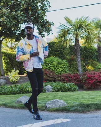 С чем носить белую джинсовую куртку c принтом тай-дай мужчине