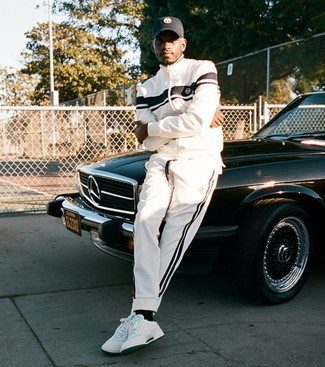С чем носить белый спортивный костюм мужчине