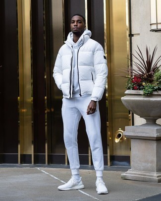 С чем носить белый спортивный костюм мужчине