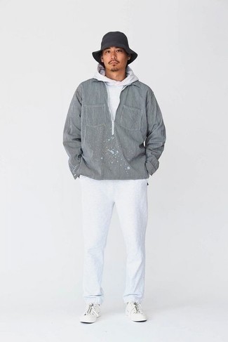 Какие низкие кеды носить с белым спортивным костюмом мужчине