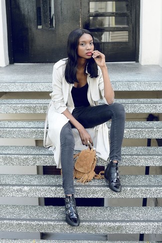 Какие ботильоны носить с белым плащом