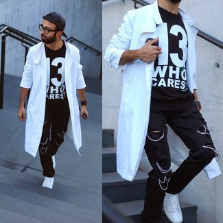 Какие джинсы носить с белым плащом мужчине