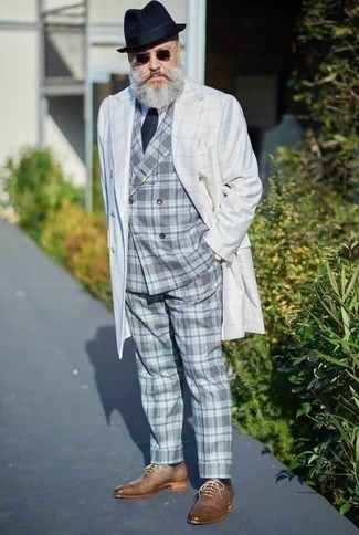 Какие костюмы носить с белым плащом