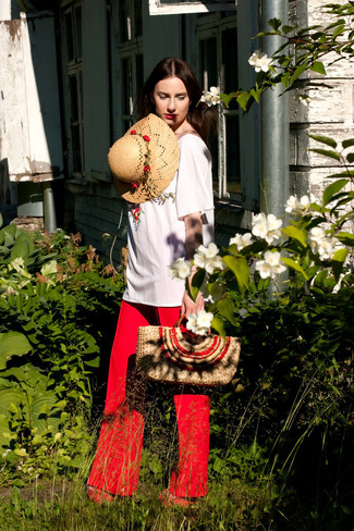 Какие широкие брюки носить с белой туникой