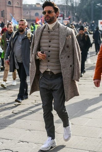 Какие кроссовки носить с белой водолазкой мужчине