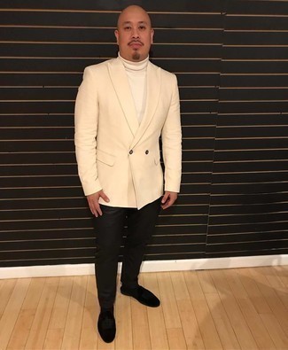 Как носить белую водолазку с бежевым пиджаком мужчине