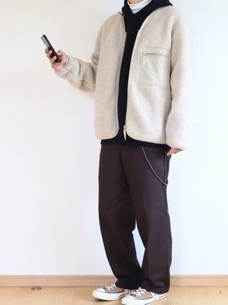 Как носить белую водолазку с бежевым бомбером мужчине