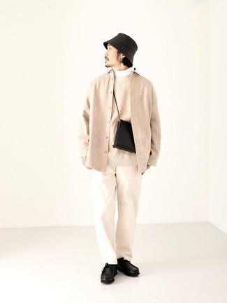 Как носить белую водолазку с бежевым свитером с круглым вырезом мужчине