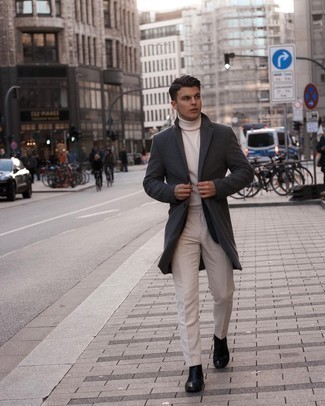 Как носить белую водолазку с бежевыми классическими брюками мужчине