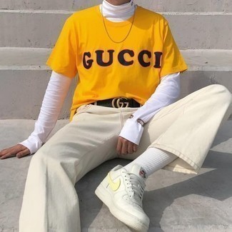 Как носить белую водолазку с бежевыми джинсами мужчине