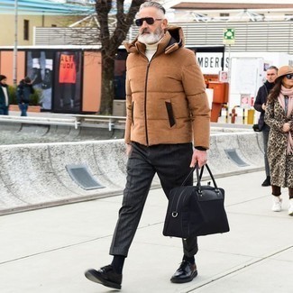 Как носить белую водолазку с бежевой курткой-пуховиком мужчине