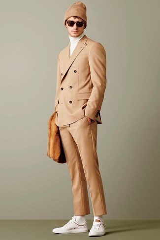 Как носить белую водолазку с бежевым костюмом