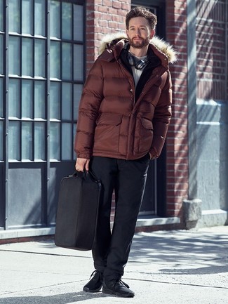 Как носить белую водолазку с черными кроссовками мужчине