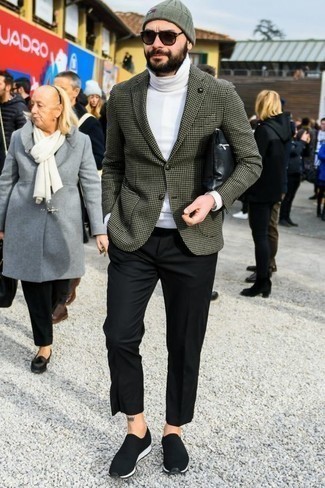 Как носить белую водолазку с черными кроссовками мужчине