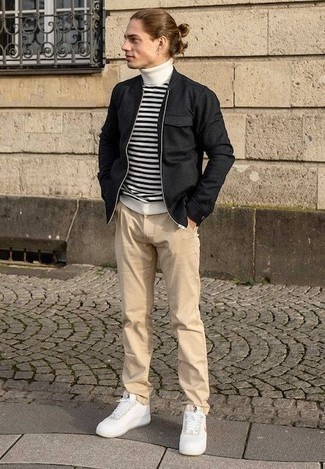 Как носить белую водолазку с черным бомбером мужчине