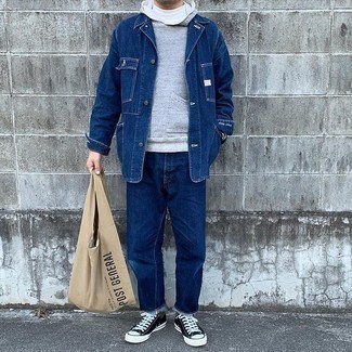 Как носить белую водолазку с черными низкими кедами из плотной ткани мужчине