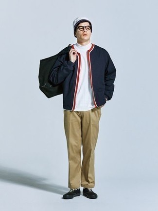 Как носить белую водолазку с черными низкими кедами из плотной ткани мужчине