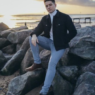 Как носить белую водолазку с черной джинсовой курткой мужчине