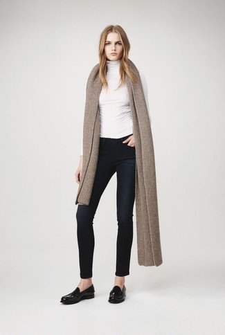 Как носить белую водолазку с черными джинсами женщине