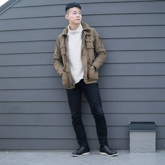 Как носить белую водолазку с черными джинсами мужчине