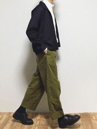 Как носить белую водолазку с черными кожаными ботинками дезертами