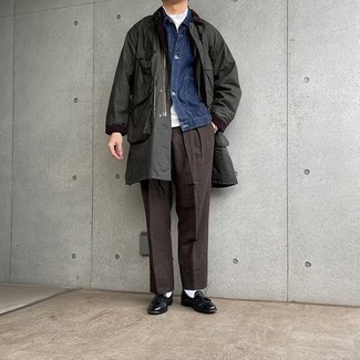 Как носить белую водолазку с черными кожаными лоферами мужчине