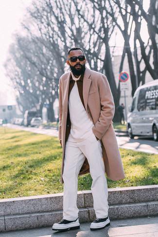 Как носить белую водолазку с черными кожаными низкими кедами мужчине