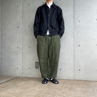 Как носить белую водолазку с черными кожаными сандалиями мужчине