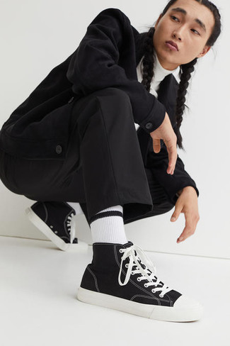 Как носить белую водолазку с черной курткой-рубашкой мужчине