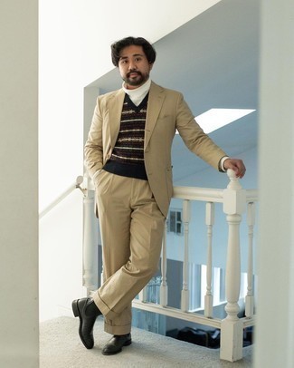 Как носить белую водолазку с черным трикотажным жилетом мужчине