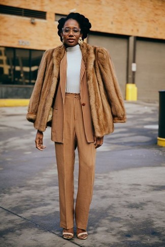 Какие пиджаки носить с белой водолазкой женщине