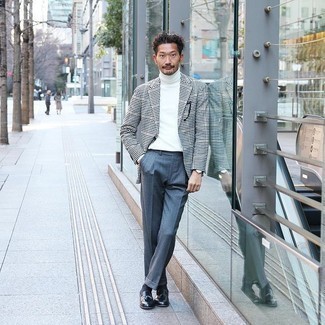 Какие пиджаки носить с белой водолазкой мужчине